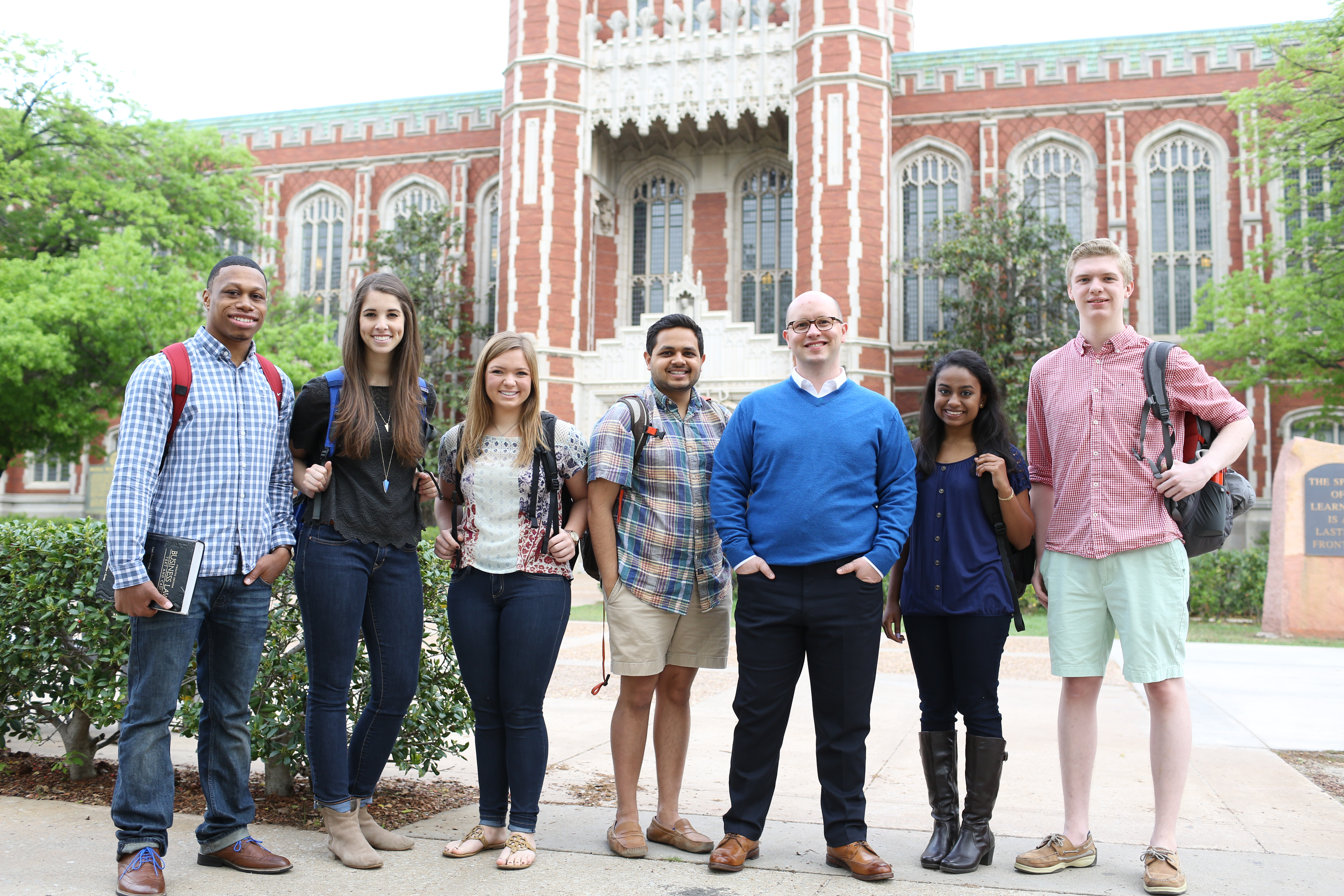 Group of students standing in front of the Bizzell Library.